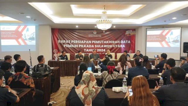 Anggota Bawaslu Herwyn JH Malonda dalam Rapat Persiapan Pemutakhiran Data Pemilih Pilkada Sulawesi Utara 2024.