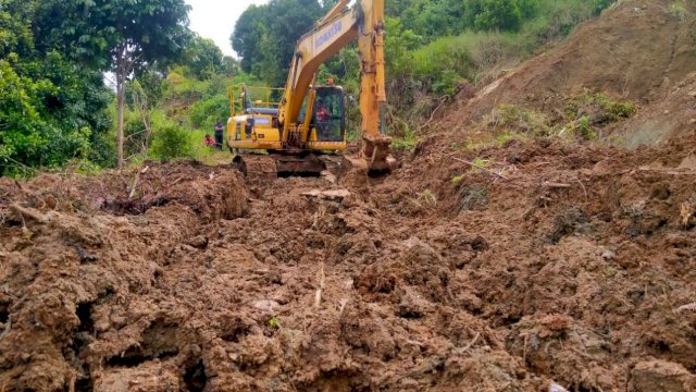 Alat Berat PT Vale Bantu Buka Akses Masyarakat Pasca Bencana di Luwu