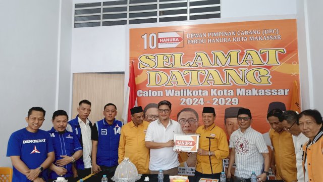 ARA saat mengembalikan formulir pendaftar ke Hanura. Ist