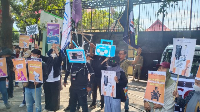 Aksi damai sejumlah jurnalis di Sulsel menolak RUU Penyiaran yang bakal digodok DPR RI. Foto/PM