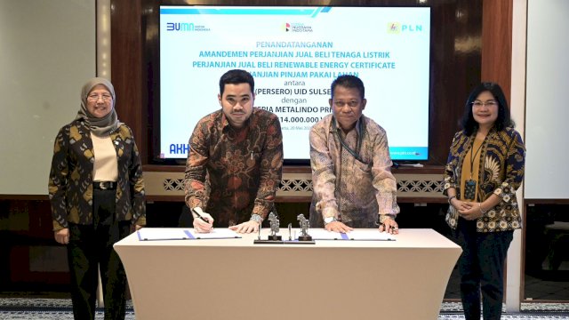 Direktur Retail dan Niaga PLN, Edi Srimulyanti (kiri), Direktur PT Ceria Metalindo Prima, Derian Sakmiwata (kedua dari kiri), Vice President Priority Account Executive Sektor Swasta dan Bisnis PLN, Fauzi Arubusman (kedua dari kanan), dan Executive Vice President Niaga dan Pemasaran PLN , Fintje Lumembang (kanan).