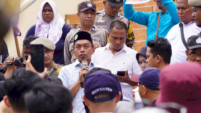 Wakil Ketua DPRD Sulsel saat menerima pendemo dari sejumlah jurnalis yang tergabung dalam aliansi.