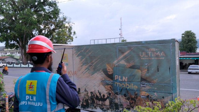 Petugas PLN tengah bersiaga dalam rangka pengamanan pasokan listrik Kunjungan Kerja Wakil Presiden Republik Indonesia di Kota Mamuju (22/05/2024).