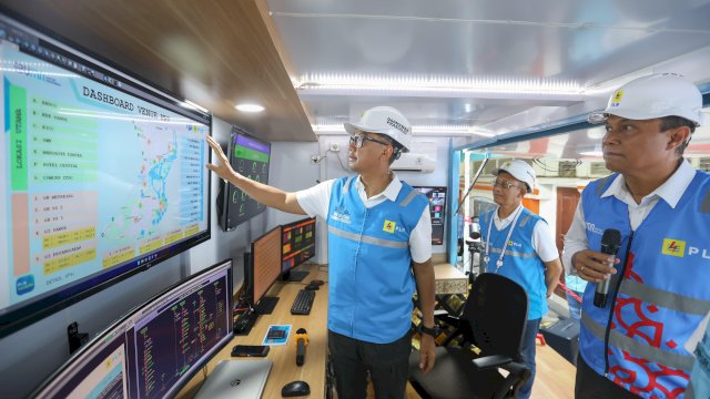 Direktur Utama PLN, Darmawan Prasodjo (kiri) didampingi oleh Direktur Distribusi PLN, Adi Priyanto (tengah) dan General Manager PLN Unit Induk Distribusi Bali, I Wayan Udayana (kanan) ketika meninjau langsung pengamanan pasokan listrik untuk gelaran Konferensi Tingkat Tinggi World Water Forum (KTT WWF) ke- 10 di Bali.
