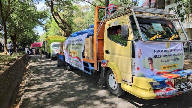 Mentan Amran Serahkan Bantuan Pertanian Pasca Banjir di Sulsel  &nbsp;