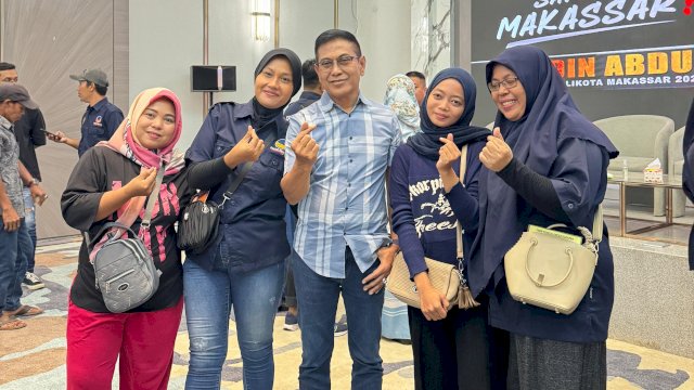 Bakal calon Wali Kota Makassar Rusdin Abdullah bersama kader NasDem.