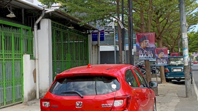 DLH Makassar Tertibkan Alat Peraga Kampanye Terpasang di Pohon