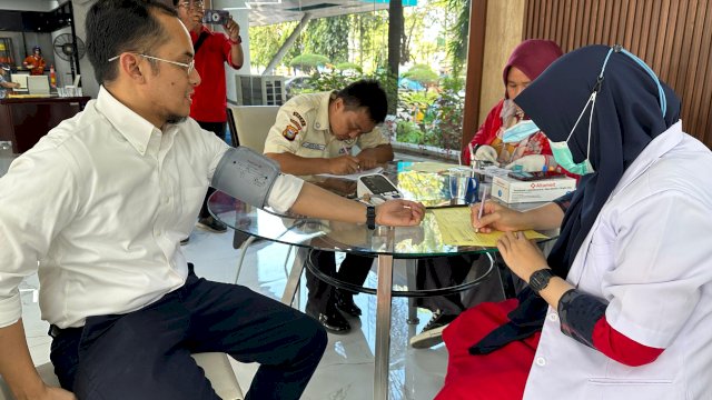 Pegawai PLN UID Sulselrabar nampak antusias dalam mengikuti kegiatan donor darah yang bekerja sama dengan Dinas Kesehatan UPT Transfusi Darah Pemerintah Provinsi Sulawesi Selatan  pada Senin (27/5).