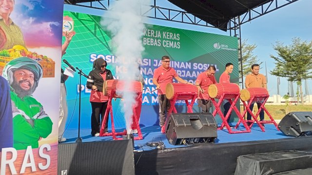 Kegiatan Sosialisasi Jaminan Sosial Ketenagakerjaan dan Launching Program Perlindungan Pekerja Rentan Kota Makassar di kawasan Losari, Tugu MNEK, Jumat (31/5/2024).