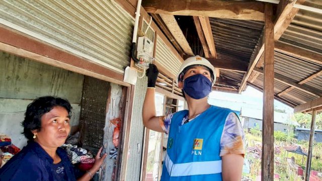 Bantuan program Light Up The Dream kepada salah satu penerima manfaat di Kabupaten Soppeng, Provinsi Sulawesi Selatan.