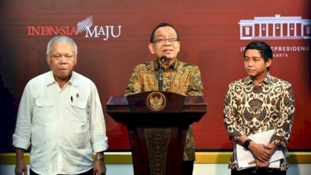 Keterangan Pers Menteri Sekretaris Negara Pratikno, Menteri PUPR Basuki Hadimuljono, dan Wamen ATR/BPN Raja Juli Antoni, di Kantor Presiden, Jakarta, Senin (03/06/2024).

