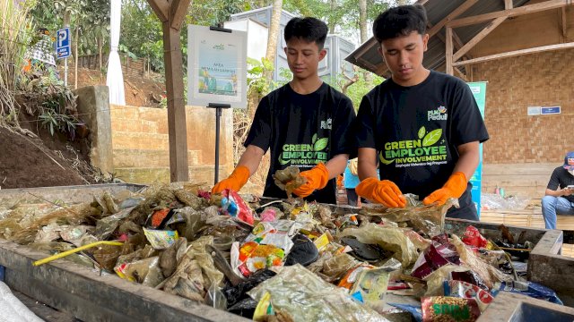 Sampah yang terkumpul dilakukan pemilahan untuk memisahkan antara sampah yang high value dan low value, juga organik dan anorganik untuk selanjutnya dikirimkan ke pihak kolaborator pengolah sampah. Nantinya,  komunitas pengolah sampah binaan PLN akan mengolah sampah menjadi barang berdaya guna.