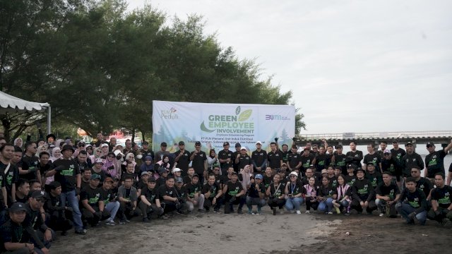 Foto bersama relawan kegiatan Green Employee Involvement PLN UID Sulselrabar.