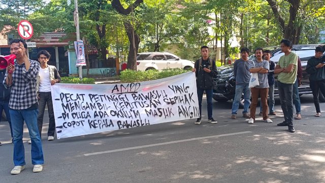 Mahasiswa Desak Komisioner Bawaslu Makassar Dicopot, Dianggap Gagal Tangani Money Politic