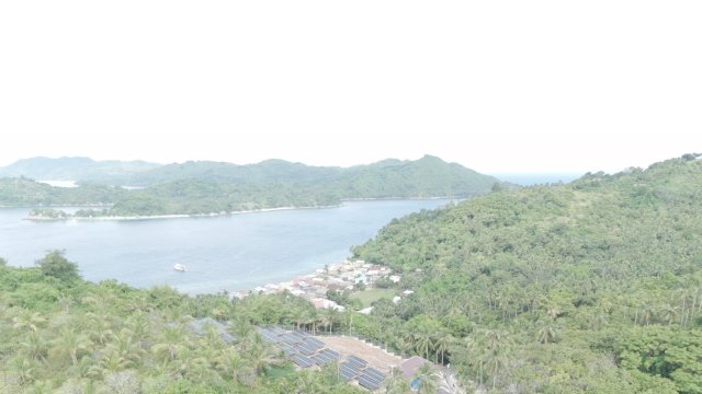 Resmi Beroperasi, PLTS Milik PLN Pasok 100% Energi Bersih bagi Masyarakat Pulau Bembe