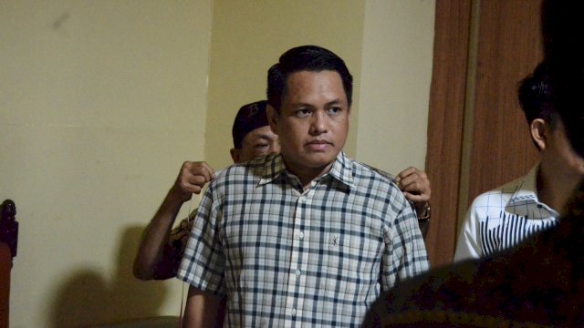 Sejumlah anggota DPRD Sulsel terpilih sedang mengukur jas. Ist