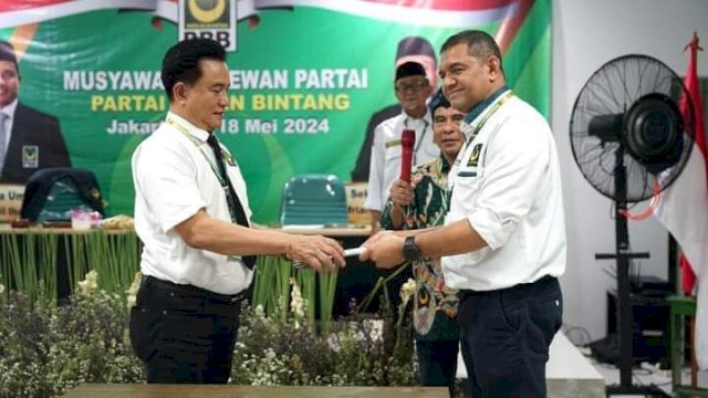 Penjabat Ketum PBB Fahri Bachmid bersama Yusril Ihza. ist