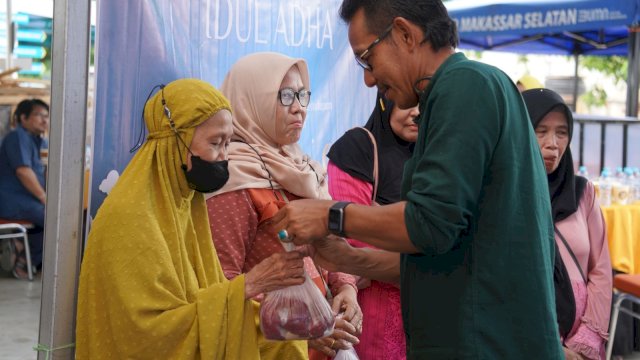 Maknai Idul Adha, PLN UID Sulselrabar Berbagi Daging Kurban