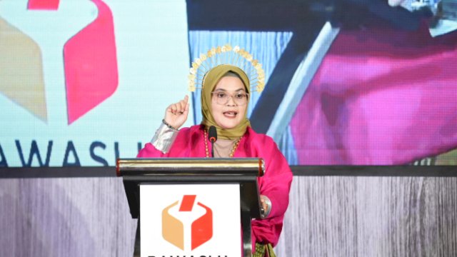 Anggota Bawaslu Lolly Suhenty menyampaikan arahannya dalam Sosialisasi Instrumen Pemetaan Kerawanan Pemilihan 2024 Gelombang II di Sulawesi Selatan, Kamis (20/6/2024).