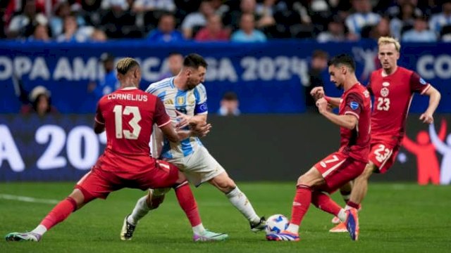 Lionel Messi membawa Argentina menekuk Kanada 2-0