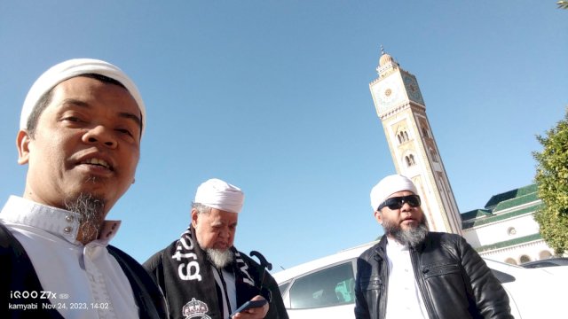 Di halaman sebuah Masjid di Kota Rabat Marokko, penulis bersama Huzrin Hood dan Helmi Hasan. Ist