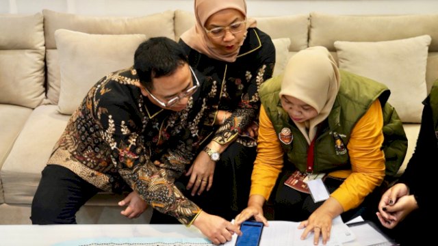 Anggota Bawaslu Puadi dan isteri saat dilakukan pencoklitan di kediamannya, Jakarta Barat, Jumat (5/7/2024).