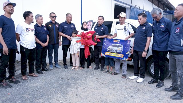 Tasming Hamid Serahkan Sejumah Hadiah Bagi Pemenang Doorprize TSM Day