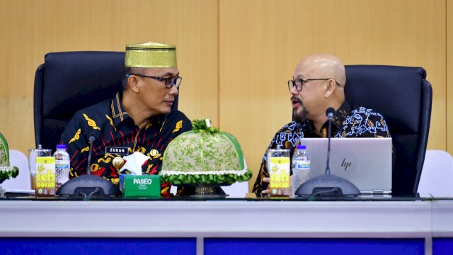 Gubernur Sulsel Prof Zudan Arif Fakrulloh bersama Presiden of Korika, Prof. Dr. Ir. Hammam Riza saat menghadiri Workshop Konsultatif UNESCO Metodologi Penilaian Kesiapan AI di Indonesia, yang dilaksanakan di Gedung Rektorat Unhas Makassar, Kamis (18/07/2024). 