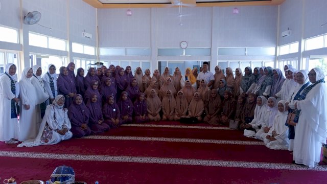 Erna Rasyid Taufan Lantik Pengurus Majelis Taklim Baitul Makmur Galung Maloang