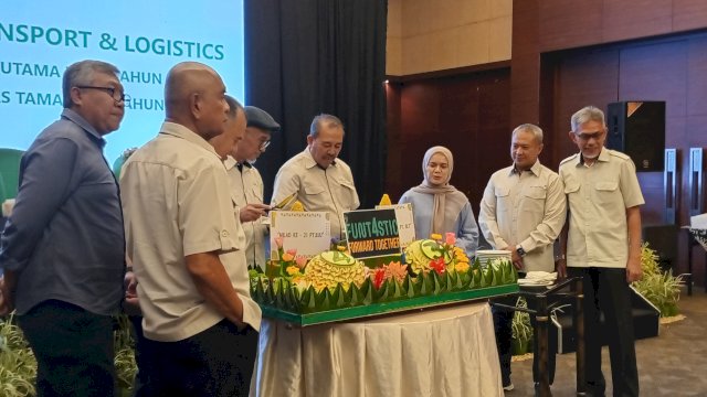 Pemotongan tumpeng, rangkaian acara perayaan HUT Kalla Translog di Saoraja Ballroom Wisma Kalla, Senin (22/7/2024).