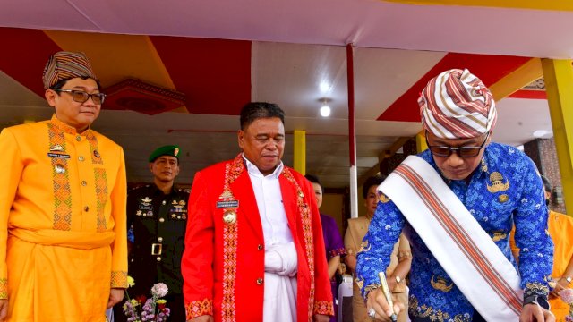 Penjabat Gubernur didampingi oleh Bupati dan Wakil Bupati beserta Ketua DPRD Toraja, melakukan penandatangan prasasti dan menyerahkan berbagai bantuan