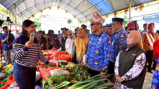 Penjabat Gubernur Sulsel, Prof Zudan Arif Fakrulloh, melakukan peninjauan ke sejumlah stand, sekaligus berbincang dengan pedagang dan masyarakat.