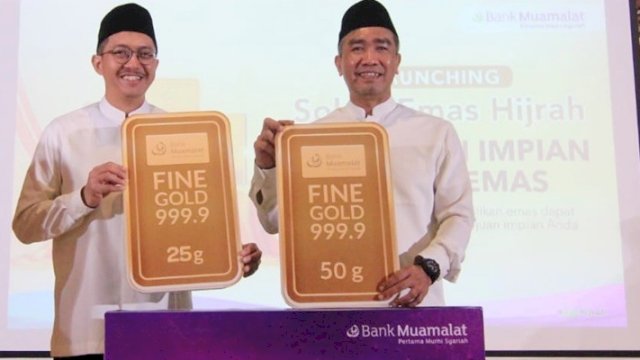 Direktur PT Bank Muamalat Indonesia Tbk Karno (kanan) dan SEVP Retail Banking Bank Muamalat Dedy Suryadi Dharmawan (kiri) memperlihatkan mock up emas batangan sebagai simbol peluncuran produk Solusi Emas Hijrah di Jakarta.