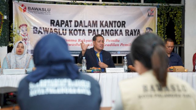 Anggota Bawaslu Herwyn JH Malonda dalam pertemuan dengan Panwascam Se-Palangka Raya di Palangka Raya, Kalimantan Tengah, Jumat malam (2/8/2024).
