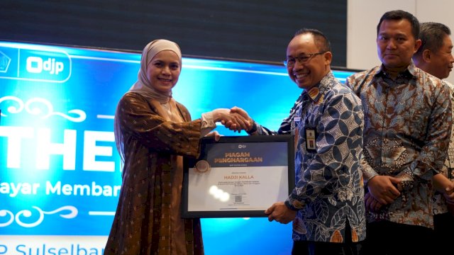 Finance & Legal Director KALLA, Imelda Jusuf Kalla menerima penghargaan dari Kanwil DJP Sulselbartra dalam Tax Gathering yang digelar di Claro Hotel pada akhir Juli 2024.