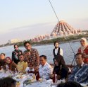 Kuliner Sambil Sailing Naik Phinisi, Peserta KIM Fest 2024 Nikmati Senja di Laut Losari