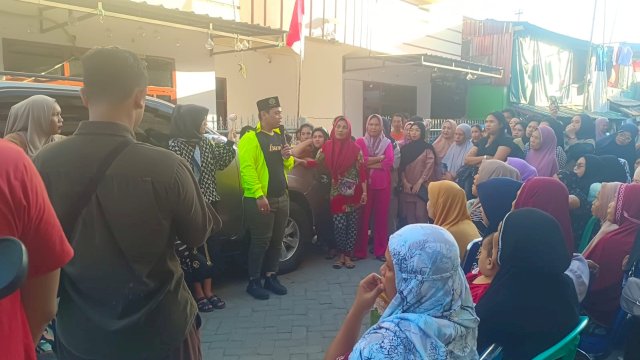 Puluhan Emak-emak Beri Dukungan Moral ke RTQ Usai Mundur Dari Sekretaris PPP Makassar