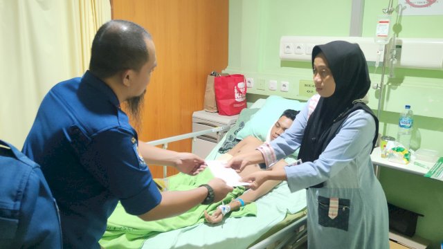 Dinas Damkarmat Makassar Jenguk Korban Lakalantas