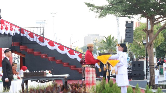 Pj Sekda Makassar Terima Langsung Duplikat Bendera Pusaka Merah Putih