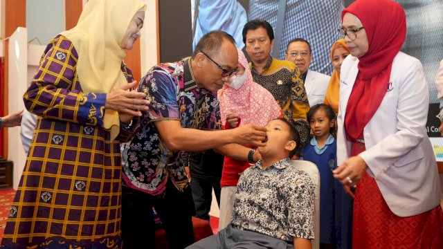 Didampingi Bunda PAUD Sulsel, Prof Zudan Canangkan Pemberian Vaksin Polio Putaran Kedua