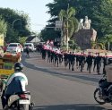 Brimob Sulsel Arak Bendera Merah Putih Sepanjang 79 M Jelang HUT RI ke 79 di Parepare