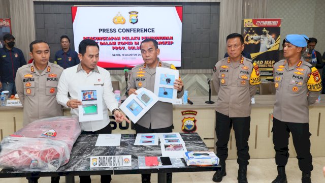 Kapolda Sulsel saat merilis kasus pembunuhan, pencurian, dan pemerkosaan, didampingi Dirreskrimmum, Kabid Humas, Kabid Propam dan Kapolres Pangkep di Mapolda Sulsel, Senin (19/08/2024).