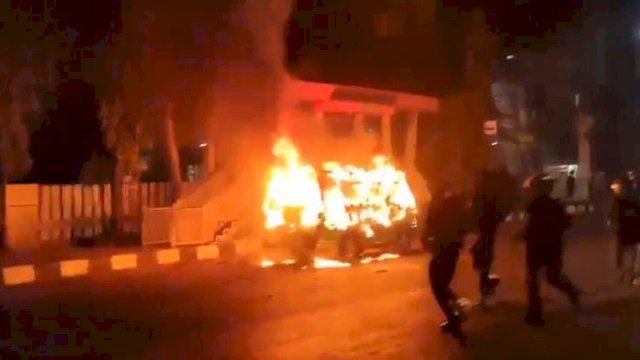 Unjuk Rasa di Makassar Berujung Ricuh, Satu Mobil Angkot Dibakar