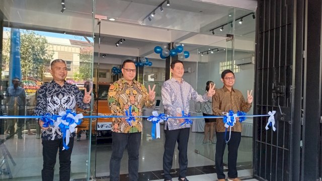Prosesi pemotongan pita, menandai pembukaan showroom pertama VinFast di Makassar yang berlokasi di Jalan Veteran Selatan no. 39, Jumat, (30/8/2024).
