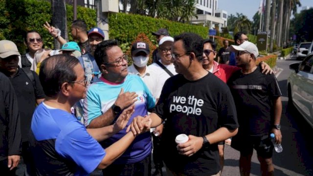 Pasangan calon gubernur dan wakil gubernur DKI Jakarta, Pramono Anung dan Rano Karno tak sengaja bertemu dengan Anies Baswedan di Car Free Day (CFD) hari ini. Foto/istimewa
