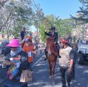 Unik! Jusvari Genda Pilih Naik Kuda ke Pelantikan Sebagai Anggota DPRD Parepare