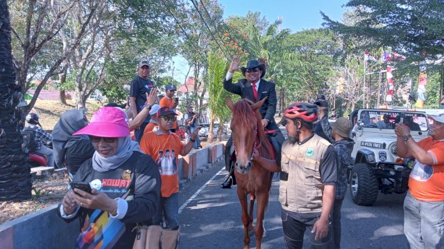 Unik! Jusvari Genda Pilih Naik Kuda ke Pelantikan Sebagai Anggota DPRD Parepare