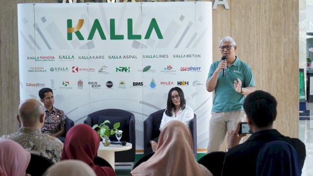 Marketing, Strategy & Digitalization Director KALLA, Zumadi SM Anwar; Plt. Kadispora Makassar, Andi Tenri Lengka dan Strategic Marketing Department Head KALLA, Jessy Rezky memaparkan berbagai activity Kalla Youth Fest (KYF) 2024 saat press conference di Wisma Kalla, Kamis (5/9/2024).