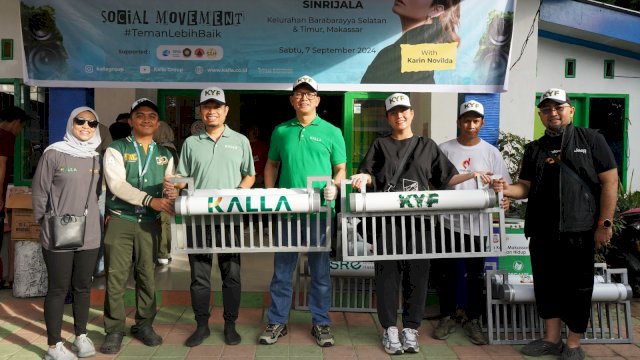 Marketing, Strategy & Digitalization Director KALLA, Zumadi SM Anwar bersama Plt. Kadispora Makassar, Andi Tenri Lengka dan Karin Novilda memnyerahkan trash barrier kepada para relawan social movement #TemanLebihBaik KYF 2024 di Kantor Lurah Bara-Baraya Timur, Sabtu (7/9/2024).