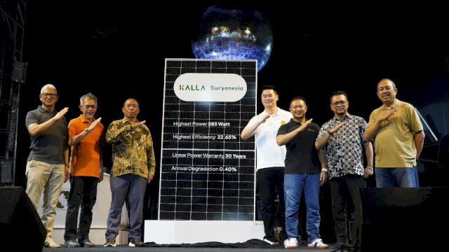 Direksi KALLA dan Suryanesia menandatangani menandatangani perjanjian pemanfaatan Pembangkit Listrik Tenaga Surya (PLTS) di NIPAH Park, pekan lalu.